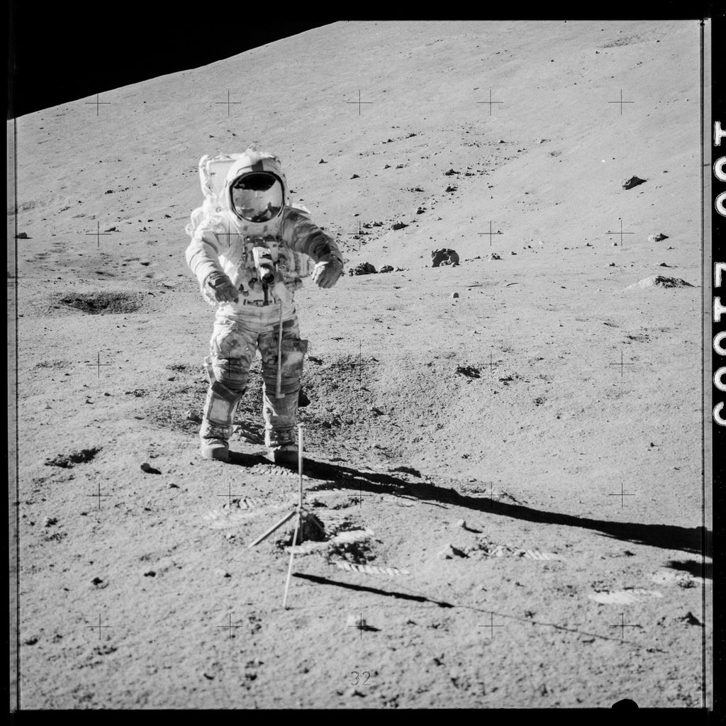 Astronauta Gene Cernan enquanto se preparava para realizar a coleta de amostra lunar da Apollo 17 (Imagem: Reprodução/NASA)