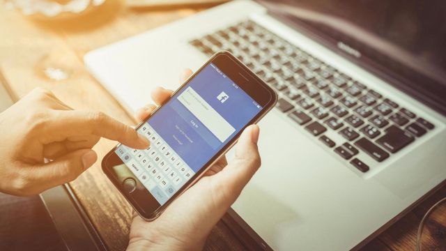 Não se deixe enganar: barrinha colorida no Facebook não é um novo recurso
