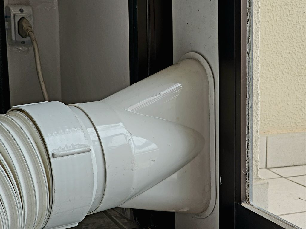 Você só precisa de uma tomada e prender o tubo flexível em uma janela ou porta para instalar o ar condicionado portátil (Imagem: Felipe Junqueira/Canaltech)