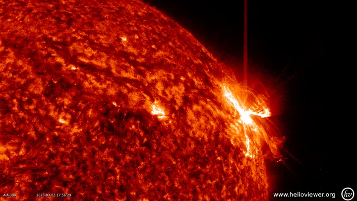Explosão solar último fim de semana não foi direcionada à Terra, mas passou "de raspão" (Imagem: Reprodução/Helioviwer.org/SDO/AIA)