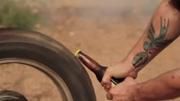 As mais criativas formas de abrir uma garrafa de cerveja ou refrigerante