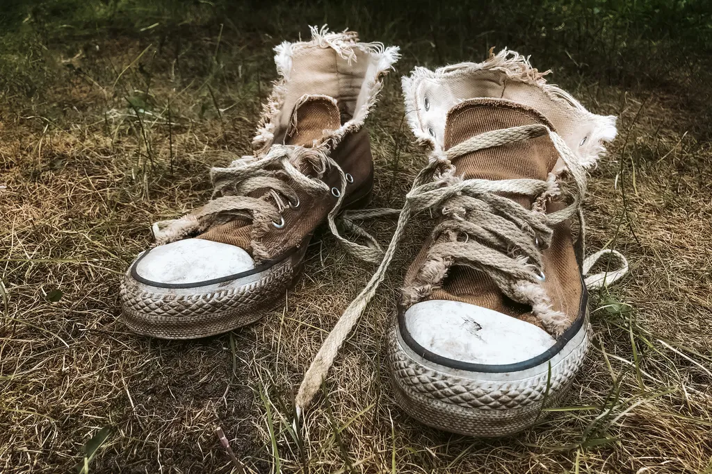 Calçados sujos são responsáveis por trazer toxinas preocupantes para dentro de casa, como chumbo e arsênico, vindas até do quintal de casa (Imagem: twenty20photos/Envato)