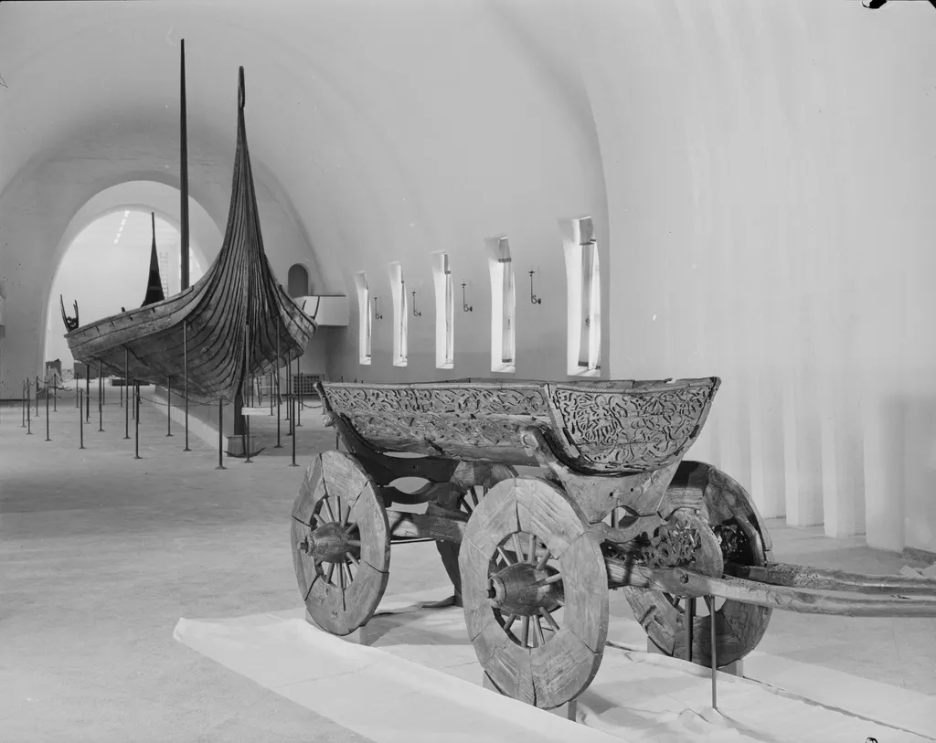 O navio e a carruagem encontrados no túmulo de Oseberg: na carruagem, há 9 gatos entalhados (Imagem: Jac Brun/National Library of Norway/Domínio Público)