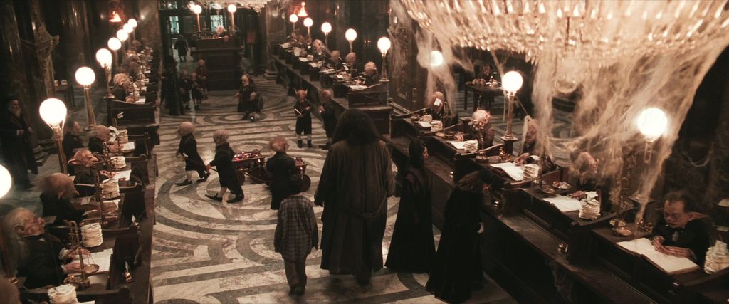 Cena de Harry Potter e a Pedra Filosofal, quando Hagrid e Harry entram no banco Gringrotts pela primeira vez (Imagem: Reprodução / Warner Bros.)