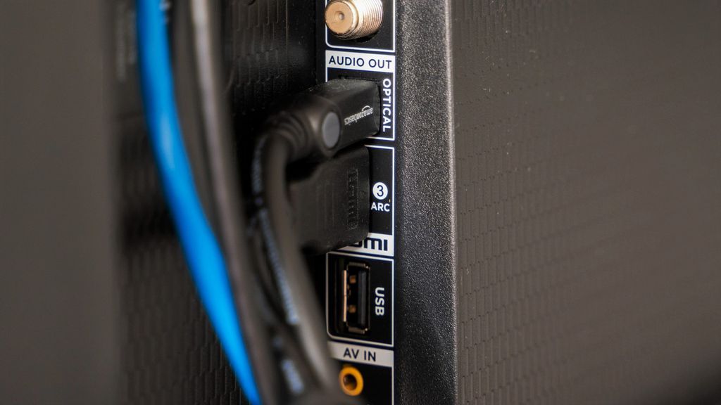 HDMI ARC ou eARC possuem símbolo de indicação da porta na TV (Imagem: Reprodução/Patrick Campanale)