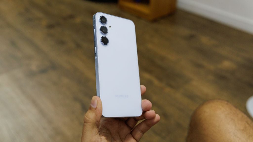 Galaxy A55 possui construção com vedação contra água e poeira (Imagem: Ivo Meneghel Jr/Canaltech)