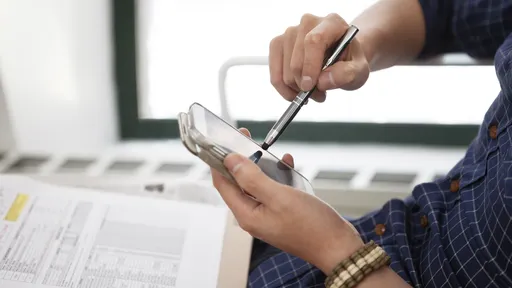 Por que só a caneta stylus funciona na tela do celular?