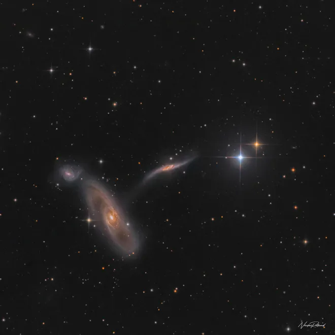 As galáxias designadas como Arp 286 ficam a quase 90 milhões de anos-luz de nós (Imagem: Reprodução/ Nicolas Rolland, Telescope.Live)