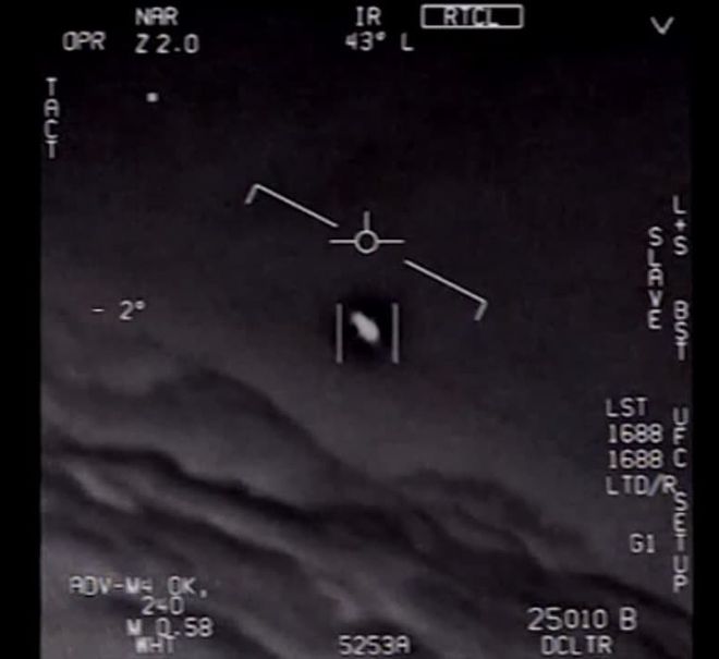 Uma das imagens de oficiais dos EUA que avistaram OVNIs; a natureza dos objetos ainda não foi explicada (Imagem: Reprodução/New York Times/U.S. Department of Defense)
