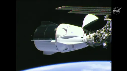 Astronautas da NASA chegam à ISS em nave da SpaceX e entram para a história