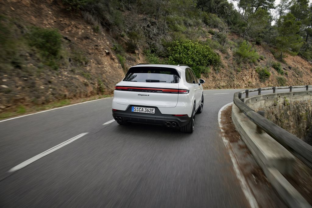 Nova versão híbrida do Cayenne roda até 90 km em modo elétrico (Imagem: Divulgação/Porsche)