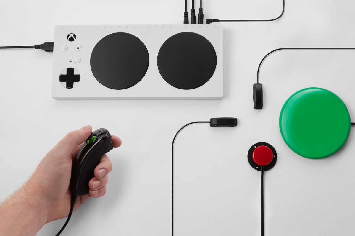 Periférico funciona como um hub, onde botões, alavancas, sensores e outros acessórios podem ser conectados via entrada P2 e mapeados para o joystick tradicional