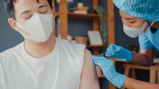 É hora de vacinar os adolescentes contra a COVID-19 no Brasil? 
