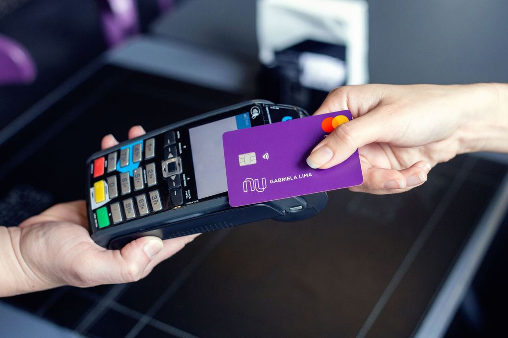 Nubank anuncia disponibilidade de solicitações da função de débito para os cartões da empresa: modal pode ser ativado automaticamente em cartões contacless (foto), mas cartões normais deverão ser substituídos via pedido feito por app