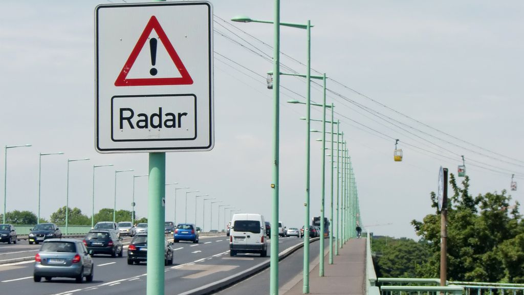 Placar de radar na via