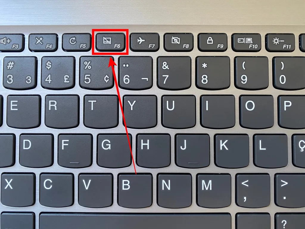 No teclado, procure por uma tecla com esse símbolo para desativar o touchpad do notebook (Imagem: Caio Carvalho)