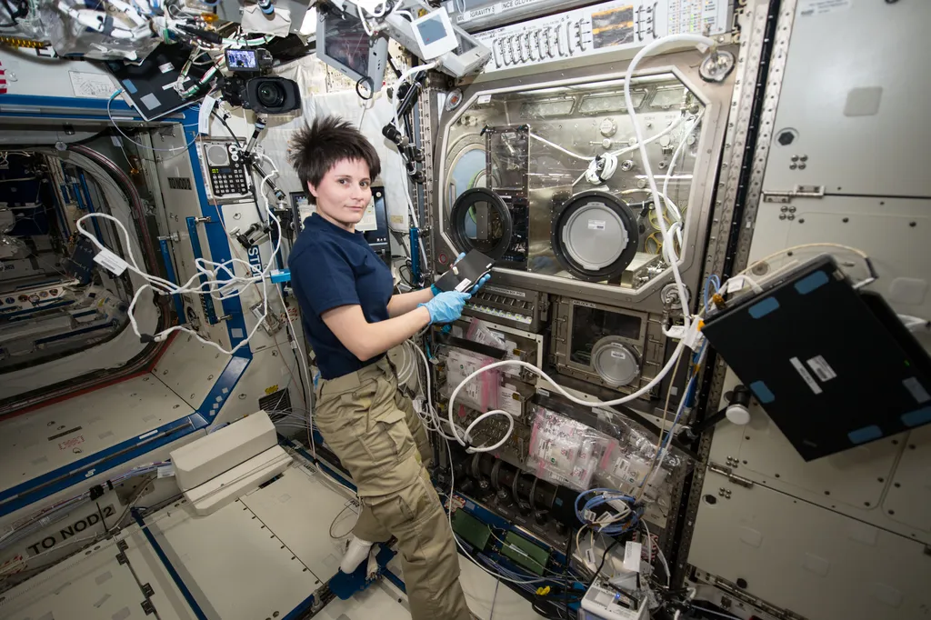 Astronauta Samantha Cristoforetti, da Agência Espacial Europeia, trabalhando com o MSG em 2014 (Imagem: Reprodução/NASA)