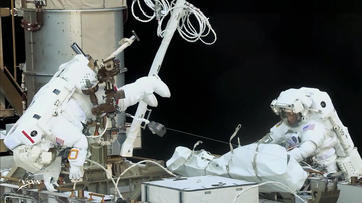 NASA faz a 5ª caminhada espacial 100% feminina correndo contra o tempo na ISS