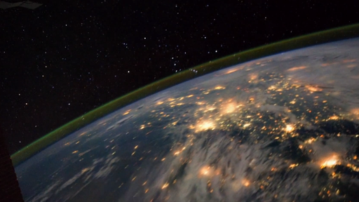 Faça um voo noturno sobre a Terra e veja detalhes que nunca imaginou