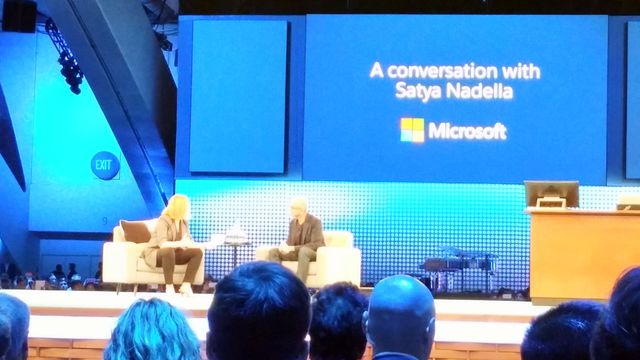 Em conferência, Satya Nadella usa iPhone e não se entende com a Cortana
