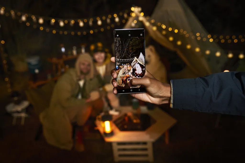 Os smartphones Samsung Galaxy combinam hardware poderoso, com sensores de alta resolução e diferentes níveis de zoom, a software inteligente que avalia a cena e aprimora a qualidade das suas fotos e vídeos (Imagem: Samsung)