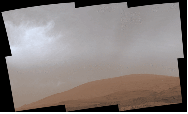 Nuvens acima do Monte Sharp, na Cratera Gale, na qual o Curiosity se encontra (Imagem: Reprodução/NASA/JPL-Caltech/MSSS)