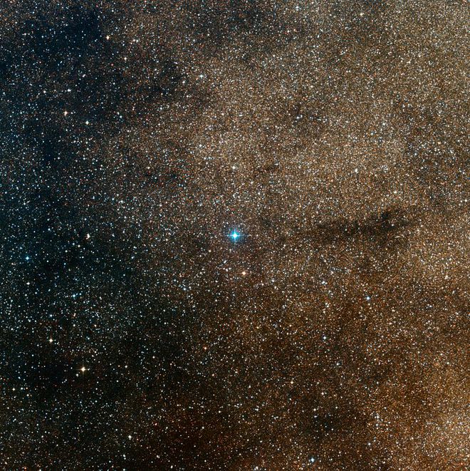 A região em torno da constelação de Sagitário é rica em estrelas; no centro, a HD 163296 se destaca (Imagem: Reprodução/ESO/Digitized Sky Survey 2