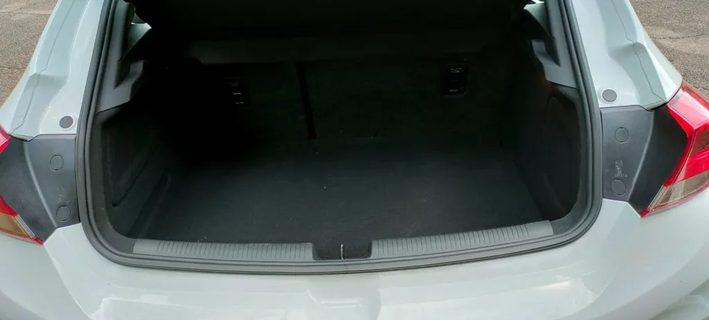 Porta-malas do Cruze RS é menor que o do HBO (Imagem: Paulo Amaral/Canaltech)