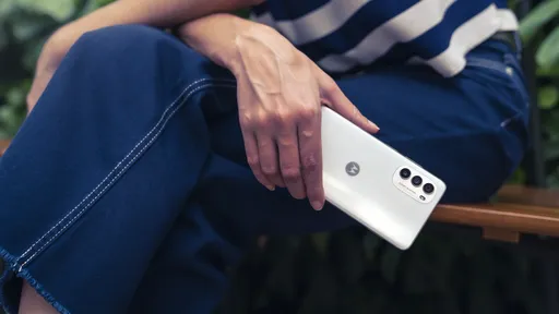Motorola Moto G82 chega ao Brasil com Snapdragon 695 e tela de 120 Hz