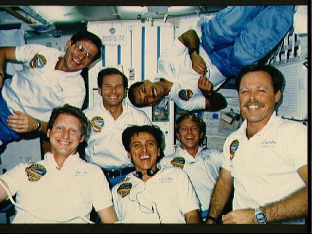 A tripulação do voo STS 61-C, com Bill Nelson ao centro, na fileira superior (Imagem: Reprodução/NASA)