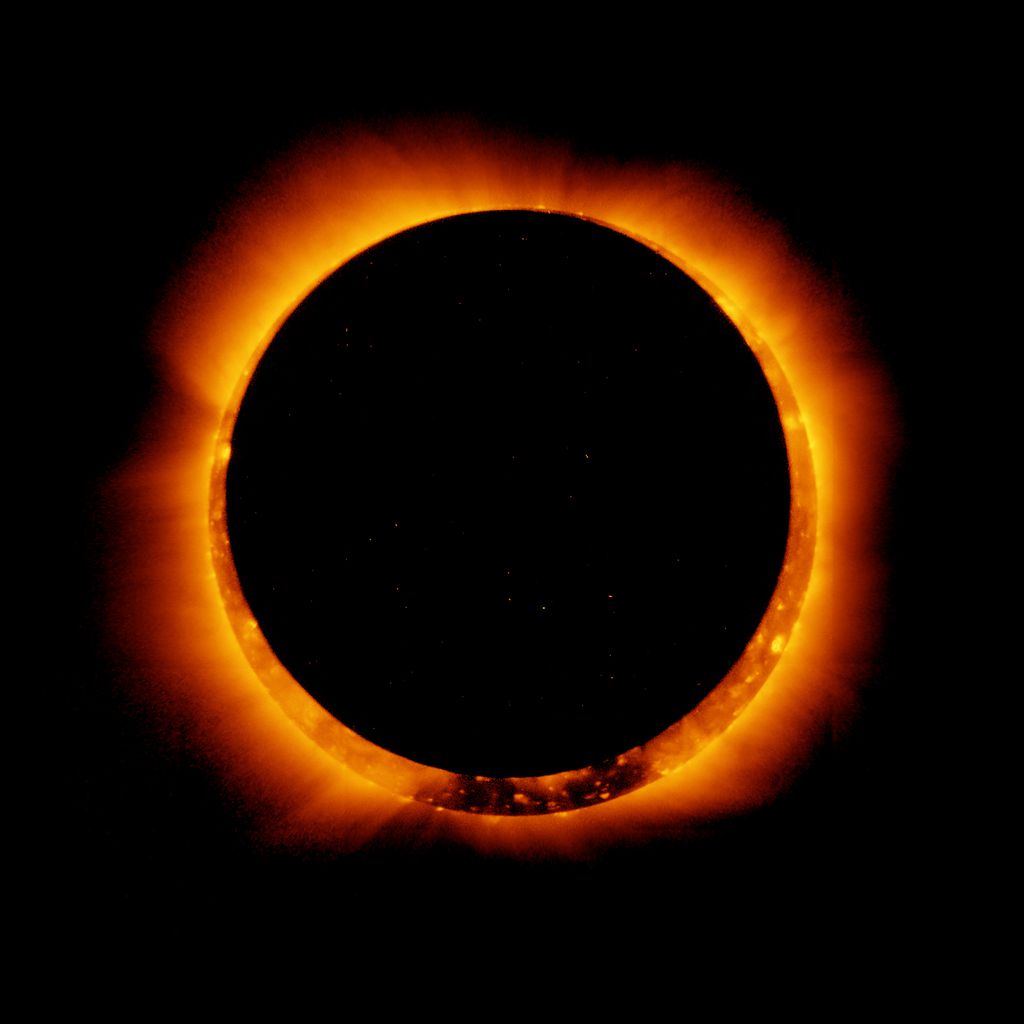 No eclipse solar anular, a Lua não cobre totalmente o disco do Sol, fazendo com que ele se pareça um "anel de fogo" no céu (Imagem: Reprodução/NASA/Hinode/XRT)