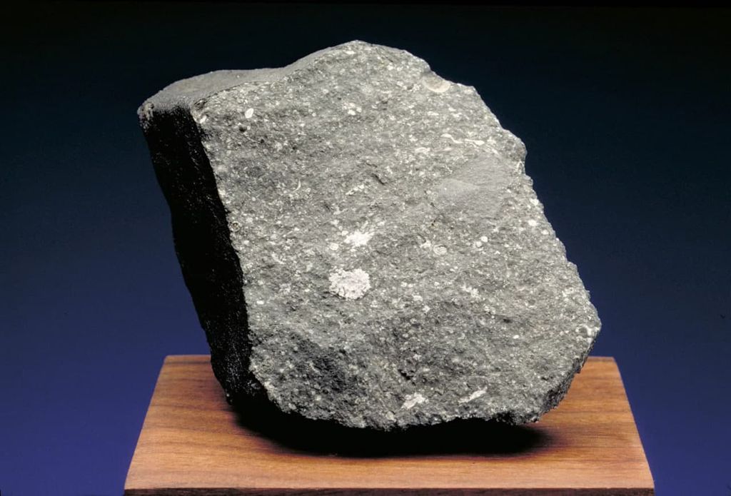O meteorito Allende (Imagem: Reprodução/Chip Clark, Smithsonian Institution)