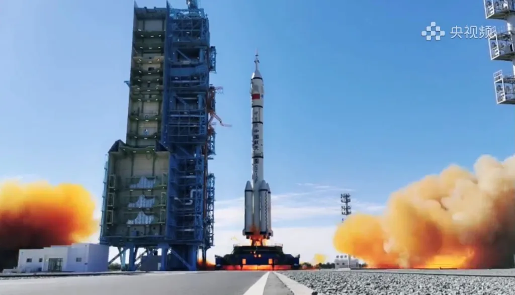Lançamento da missão Shenzhou-12 em junho de 2021 (Imagem:Reprodução/CGTNOfficial/Twitter)