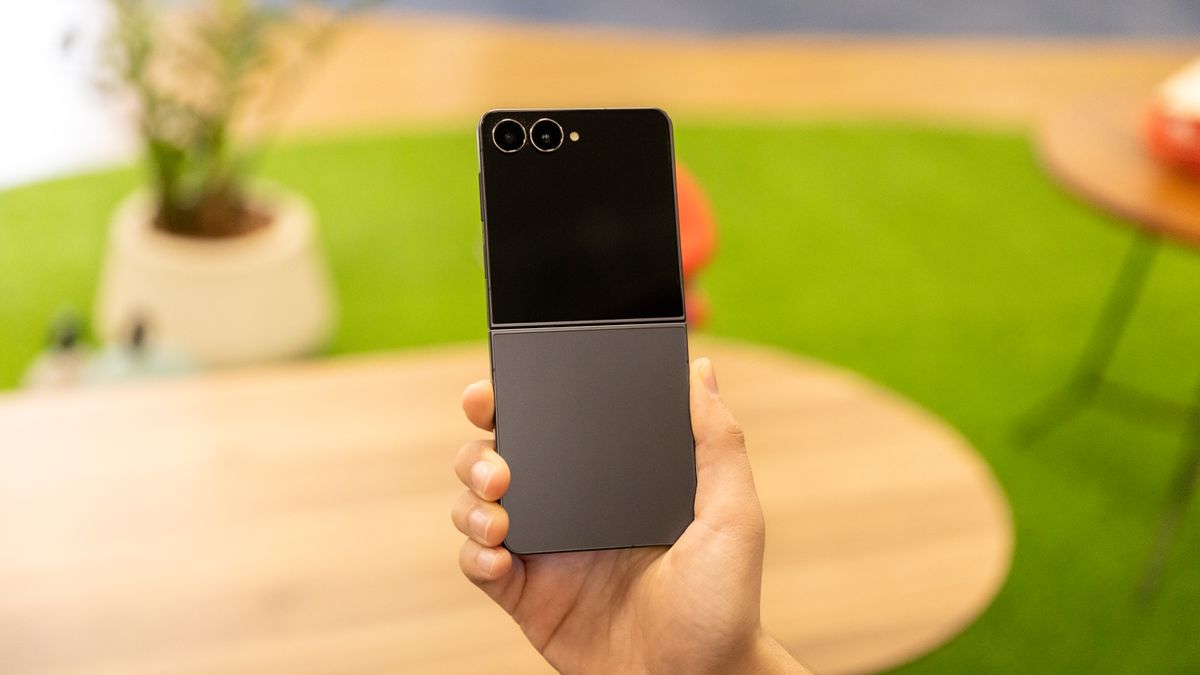 Celular dobrável Galaxy Z Flip 8 terá tela "mais lisa"; entenda