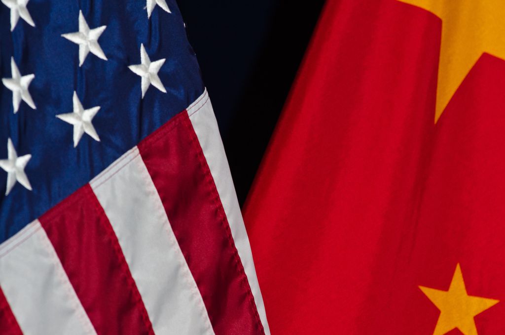 Bandeiras de Estados Unidos e China