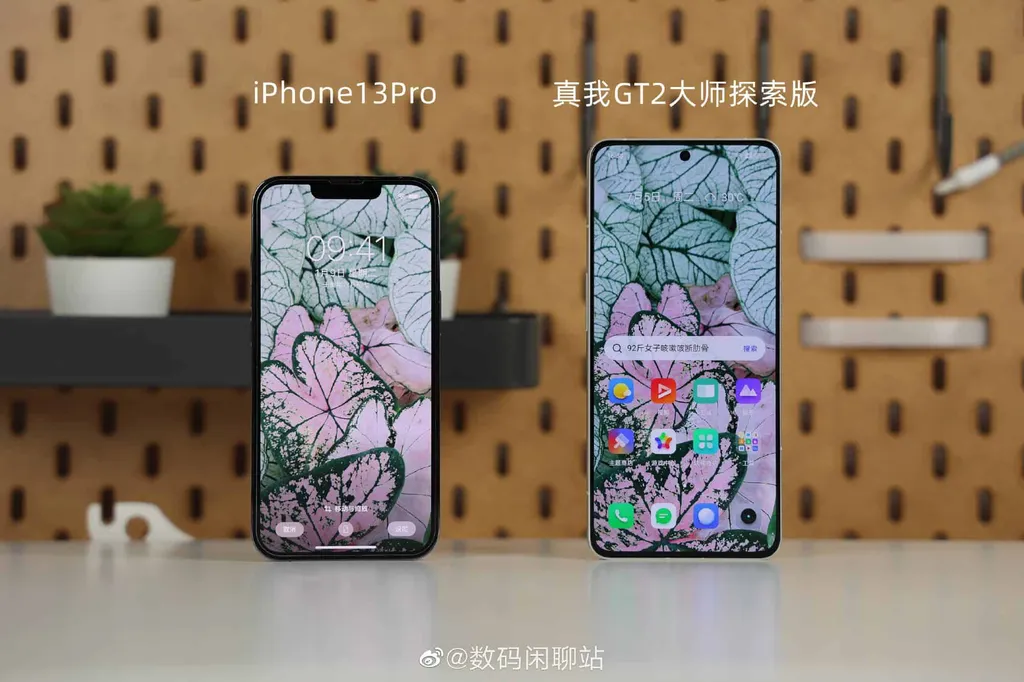 Realme GT 2 Master Explorer é colocado ao lado do iPhone 13 Pro para um comparativo do tamanho das bordas (Imagem: Reprodução/Weibo)