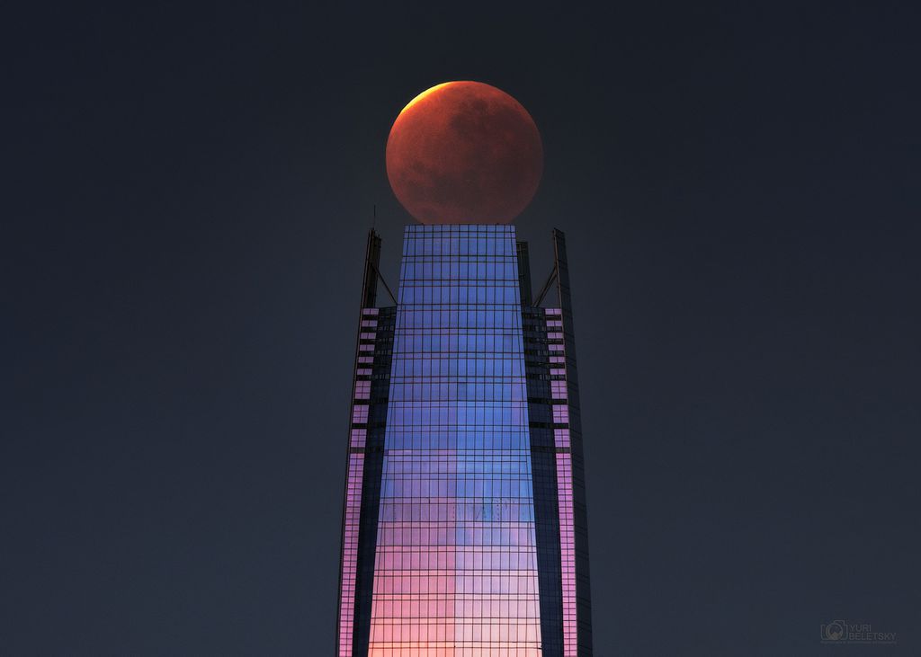 Lua eclipsada perfeitamente alinhada com um edifício (Imagem: Reprodução/Yuri Beletsky (Carnegie Las Campanas Observatory, TWAN)