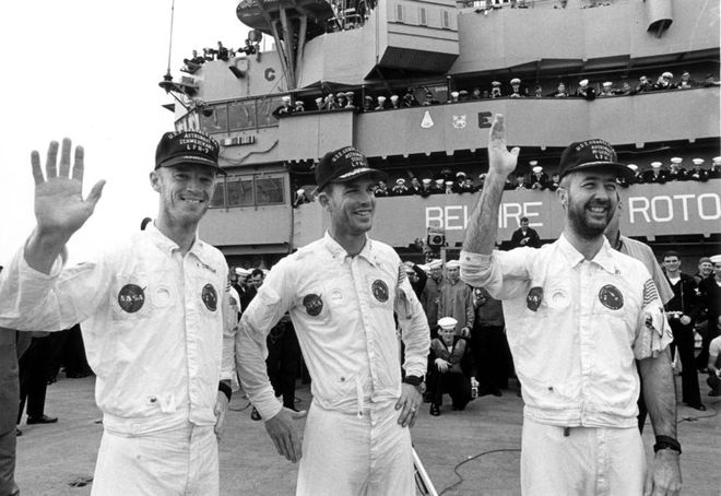 Da esquerda para a direita, Russell Schweickart, David R. Scott e James McDivitt no navio de recuperação ao fim da missão (Imagem: Reprodução/NASA)