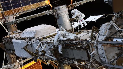 1ª caminhada espacial realizada em parceria internacional é concluída na ISS