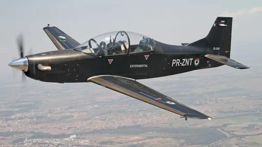Conheça o B-250, caça-leve brasileiro concorrente da Embraer