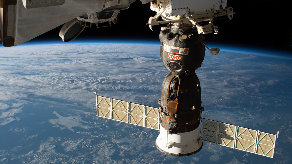 Nave russa Soyuz acoplada à ISS (Imagem: Reprodução/Domínio Público)