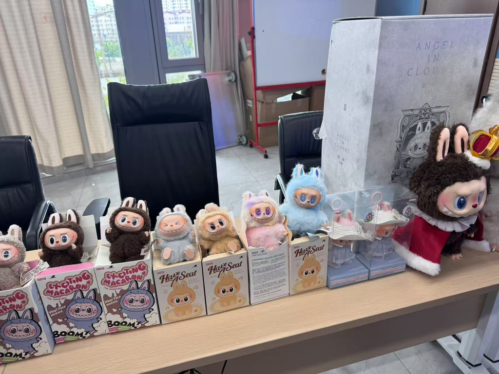 Labubus e outros colecionáveis da Pop Mart apreendidos em Shangai, na China (Imagem: Shangai City News Service)