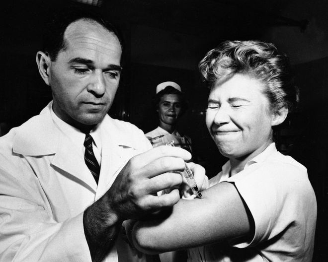 Médico aplica em enfermeira a primeira dose da vacina contra gripe asiática, em Nova York, 1957 (Foto: AP Photo/Arquivo)
