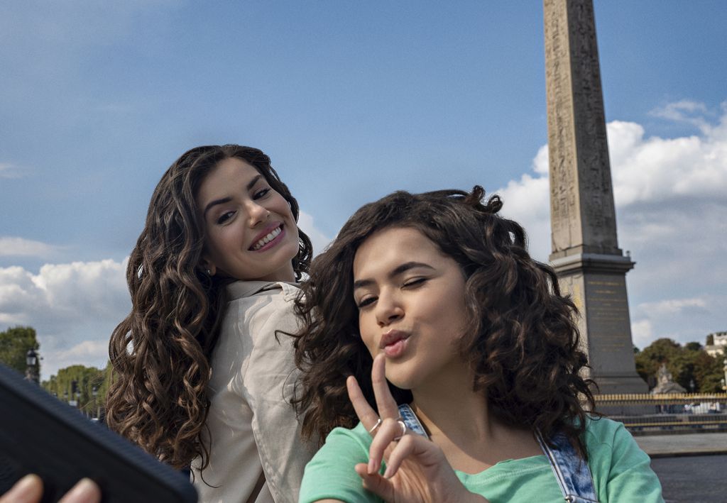 Camila Queiroz e Maisa nos bastidores de De Volta aos 15 (Imagem: Divulgação / Netflix)