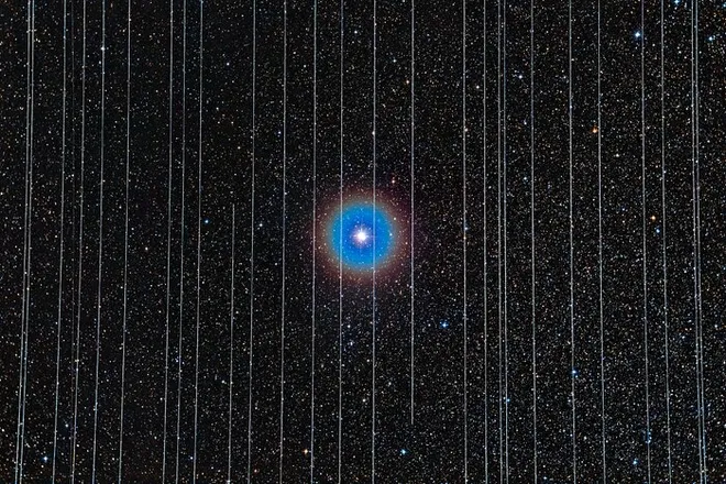 Esta imagem da estrela Albireo é um ótimo exemplo de como os satélites Starlink podem atrapalhar as observações. Cada "listra" é um satélite. Imagem: Rafael Schmall