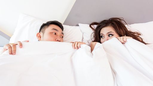 Isolamento no Reino Unido proíbe pessoas de fazerem sexo, se não morarem juntas