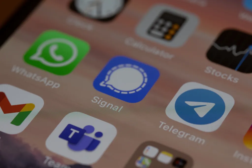 Signal e Telegram precisarão se ajustar à LGPD ou podem ser penalizadas (Imagem: Dimitri Karastelev/Unsplash)