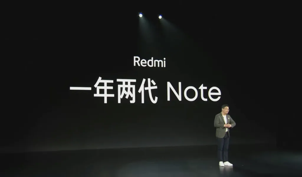 No telão, Xiaomi confirma "duas gerações da linha Note por ano" (Imagem: Reprodução/Xiaomi)