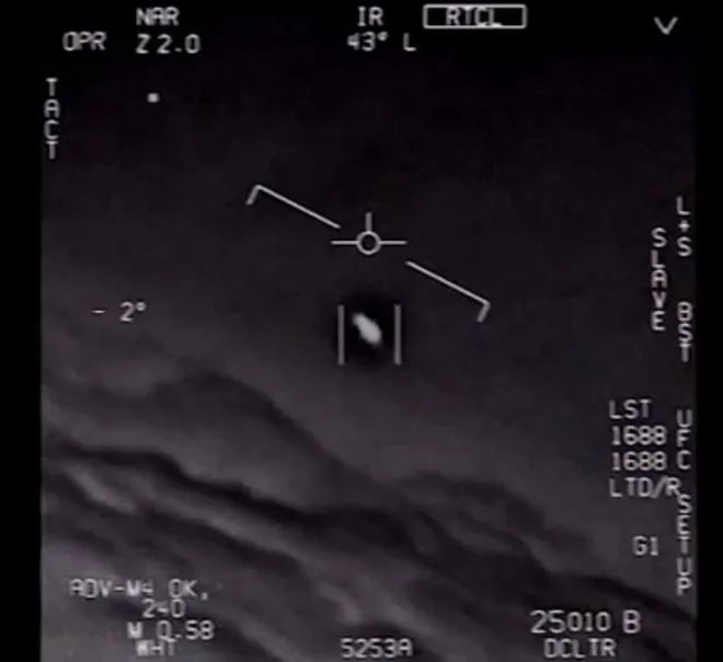 Objeto voador não identificado registrado em um vídeo da Marinha (Imagem: Reprodução/New York Times/U.S. Department of Defense)