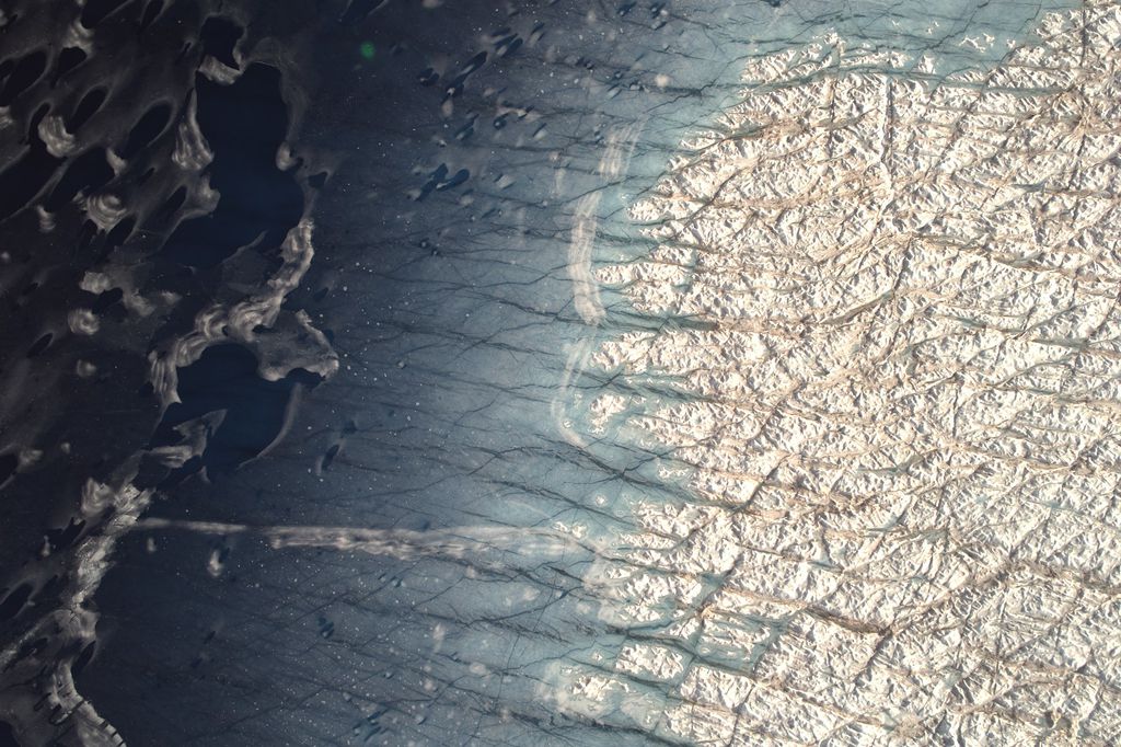 Na Groenlândia, o estudo encontrou 13 nanogramas de nanoplásticos por mililitro de gelo derretido (Imagem: Reprodução/NASA/Jeremy Harbeck)
